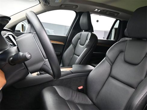 Used 2022 Volvo XC90 T6 Momentum w/ Advanced Package image 9