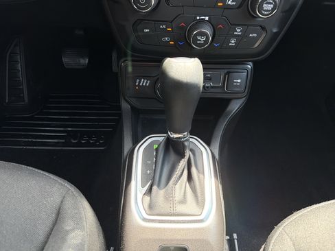 Used 2022 Jeep Renegade Latitude w/ Convenience Group AWD/4WD image 24