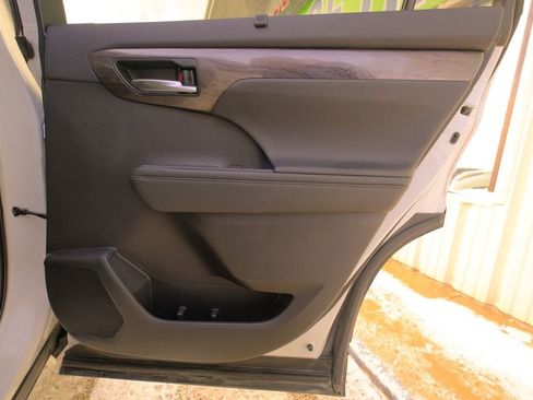 Used 2021 Toyota Highlander Platinum image 19