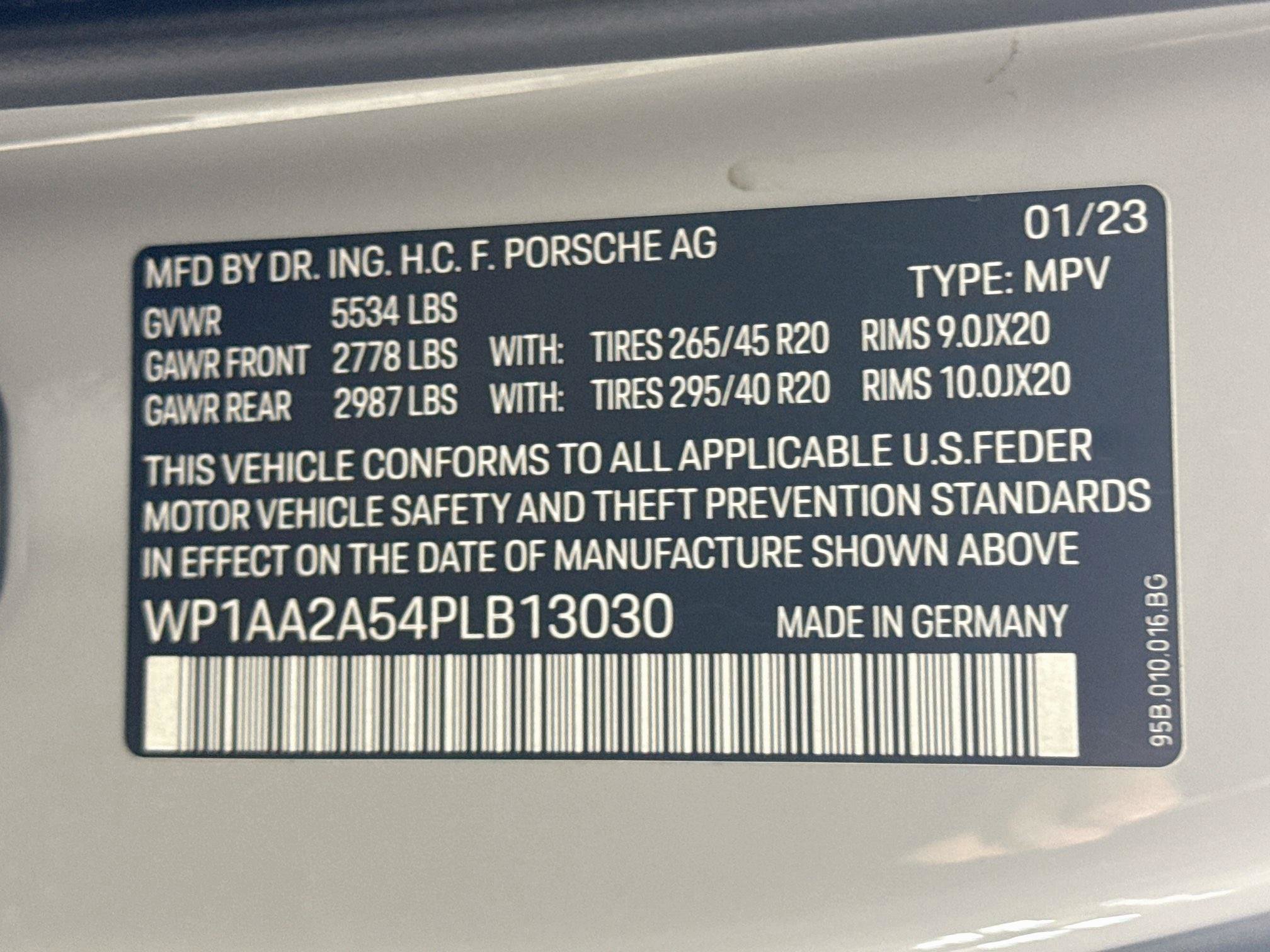 Certified 2023 Porsche Macan AWD/4WD image 32