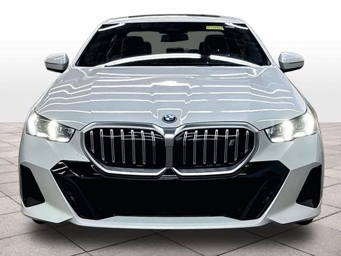 Used 2026 BMW i5 eDrive40 w/ M Sport Package RWD image 3