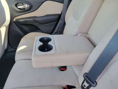 Used 2016 Jeep Cherokee Sport image 31