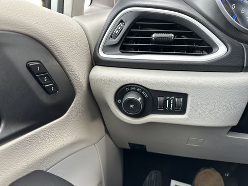 Used 2024 Chrysler Pacifica Touring-L image 30