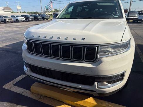 Used 2024 Jeep Wagoneer Series II w/ Flexible Seating Group RWD image 2