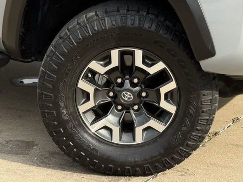 Used 2020 Toyota Tacoma TRD Off-Road AWD/4WD image 32