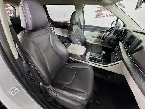 Used 2023 Kia Carnival LX image 32