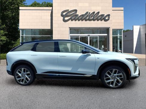 New 2027 Cadillac Optiq Luxury w/ LPO, Floor Liner Package AWD/4WD image 6