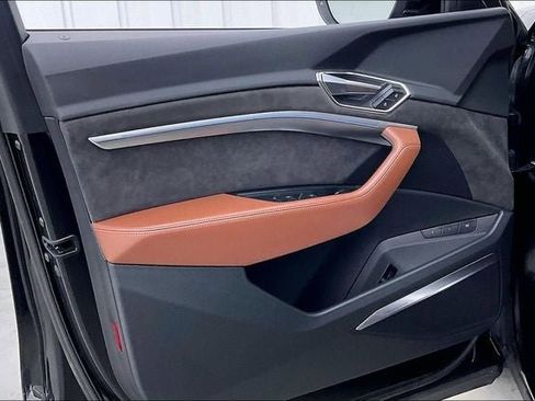 Used 2019 Audi e-tron Prestige w/ Prestige Package image 21