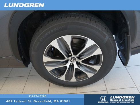 Used 2022 Toyota Highlander XLE AWD/4WD image 29
