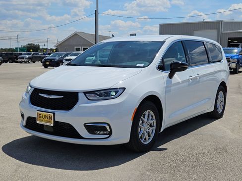 New 2026 Chrysler Pacifica Select image 7