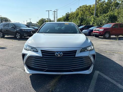 Used 2022 Toyota Avalon XLE w/ Moonroof Package FWD image 2