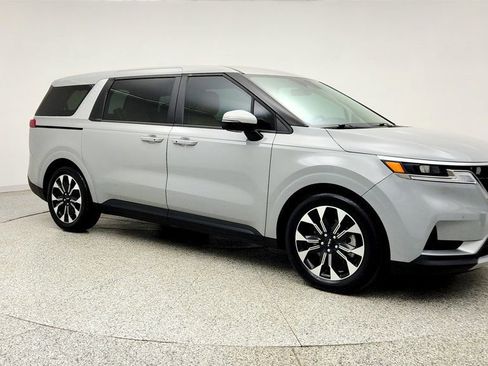 Used 2023 Kia Carnival EX FWD image 3