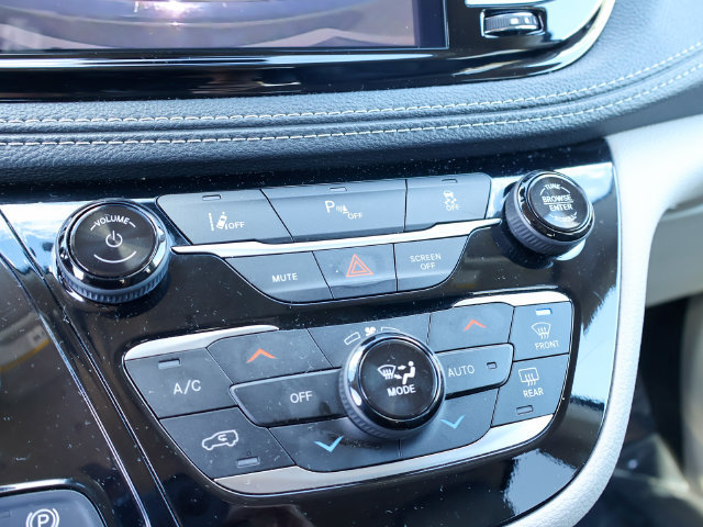 Used 2024 Chrysler Pacifica Limited FWD image 19