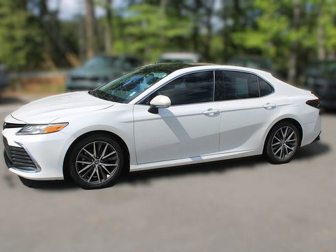 Used 2023 Toyota Camry XLE image 4