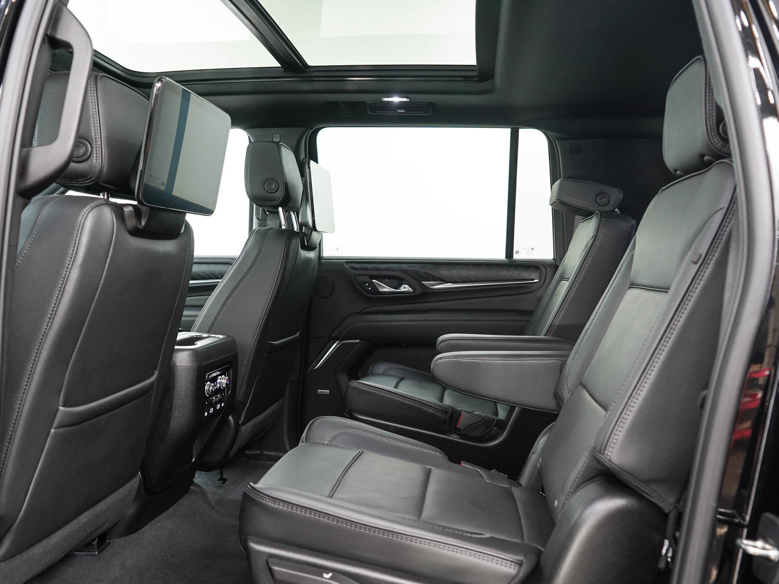 Used 2023 GMC Yukon XL Denali AWD/4WD image 16
