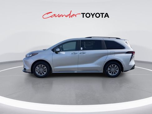 Certified 2025 Toyota Sienna XLE image 5