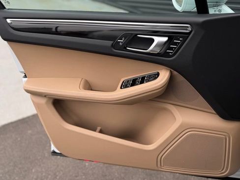 Certified 2025 Porsche Macan image 13