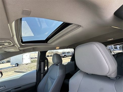 Used 2025 Toyota Sienna XLE image 27