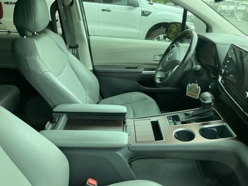 Used 2024 Toyota Sienna XLE FWD image 5