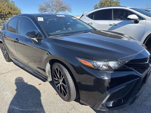 Used 2023 Toyota Camry SE image 3