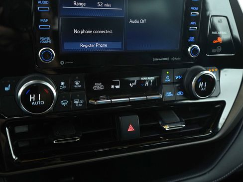 Used 2022 Toyota Highlander XLE image 25
