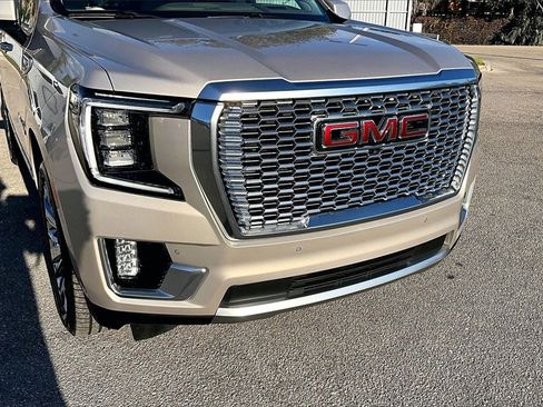 Used 2021 GMC Yukon Denali w/ Denali Premium Package image 11