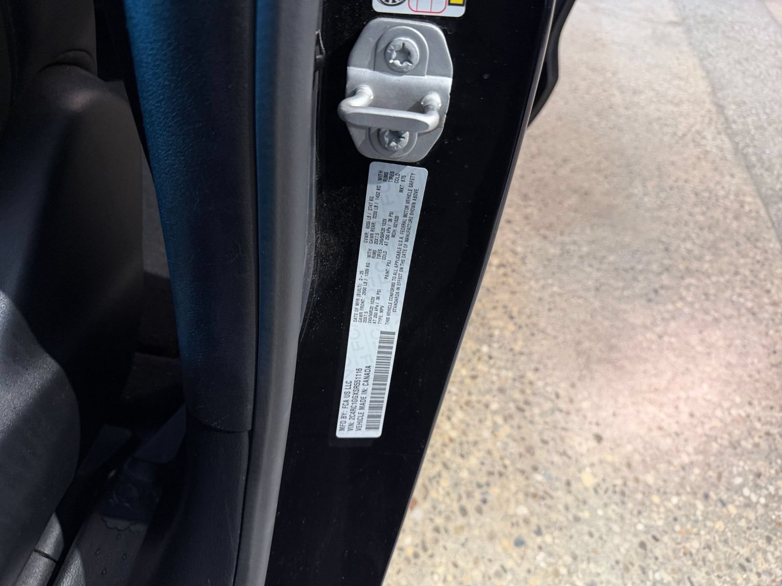 Used 2025 Chrysler Pacifica Limited FWD image 32
