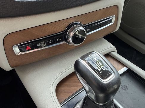 Used 2022 Volvo XC90 T6 Momentum w/ Advanced Package image 14