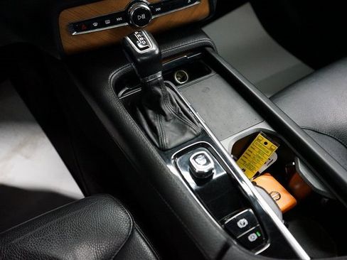 Used 2022 Volvo XC90 T6 Momentum image 37