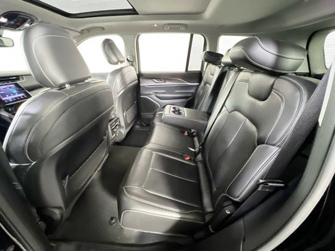 Used 2022 Jeep Grand Cherokee Limited image 24