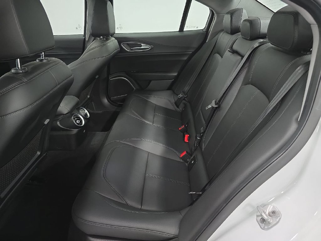 Used 2019 Alfa Romeo Giulia AWD image 25