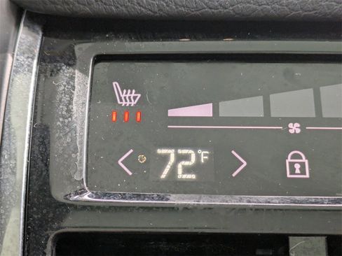 Certified 2022 Volvo XC90 T6 Momentum image 18