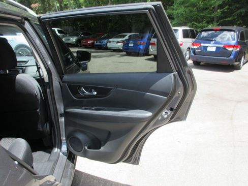 Used 2018 Nissan Rogue SV FWD image 18