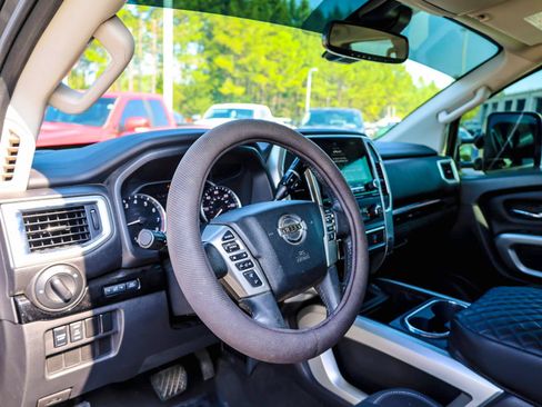 Used 2021 Nissan Titan SV w/ SV Convenience Package AWD/4WD image 13