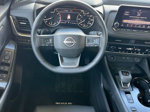 Used 2025 Nissan Rogue SV w/ SV Premium Package FWD image 16