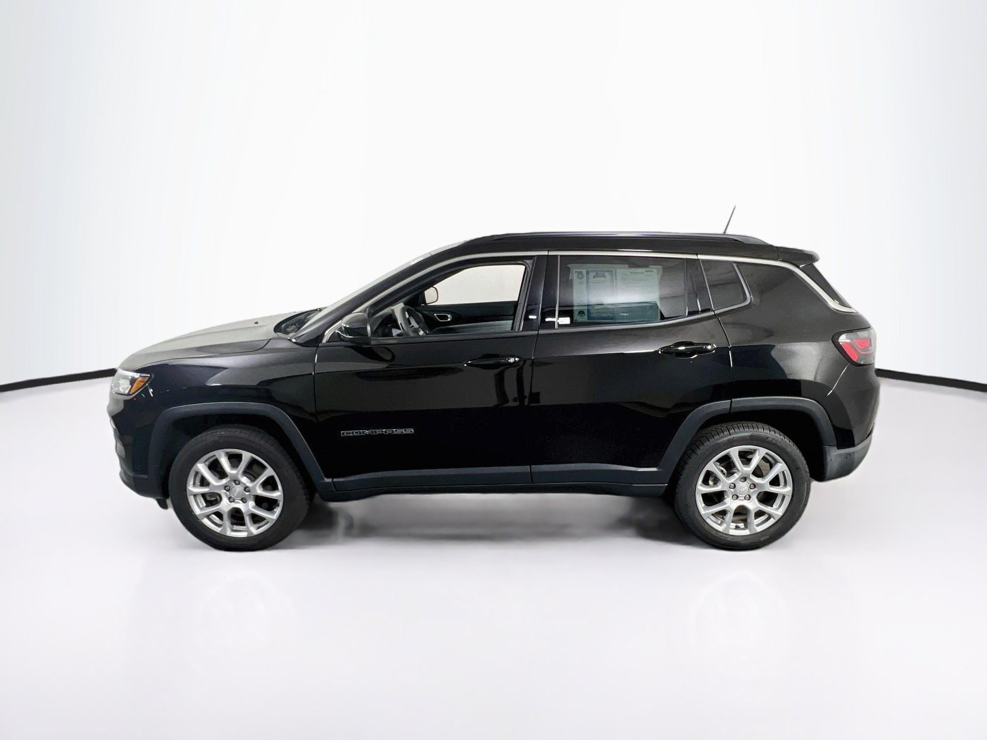 Used 2023 Jeep Compass Latitude w/ Sun and Sound Group AWD/4WD image 8