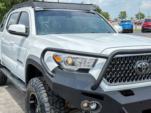 Used 2018 Toyota Tacoma TRD Off-Road AWD/4WD image 3