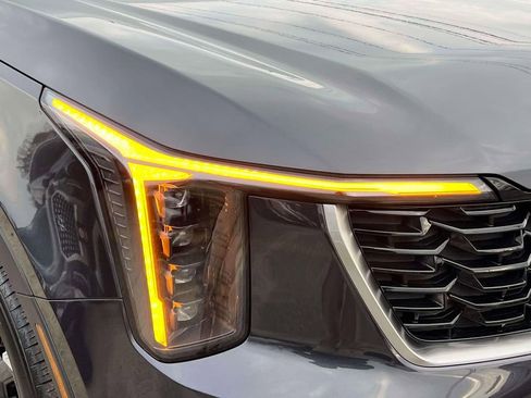 Used 2025 Kia Sorento S image 8