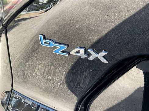 Used 2023 Toyota bZ4X XLE image 9