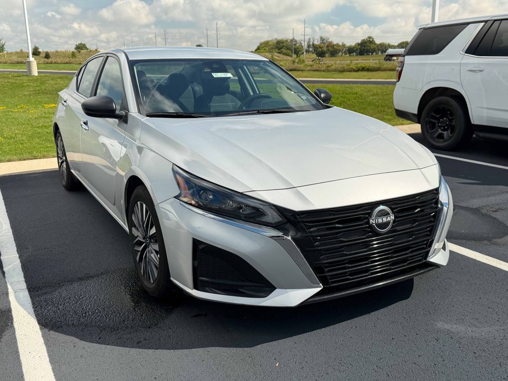 Used 2025 Nissan Altima 2.5 SV FWD image 3