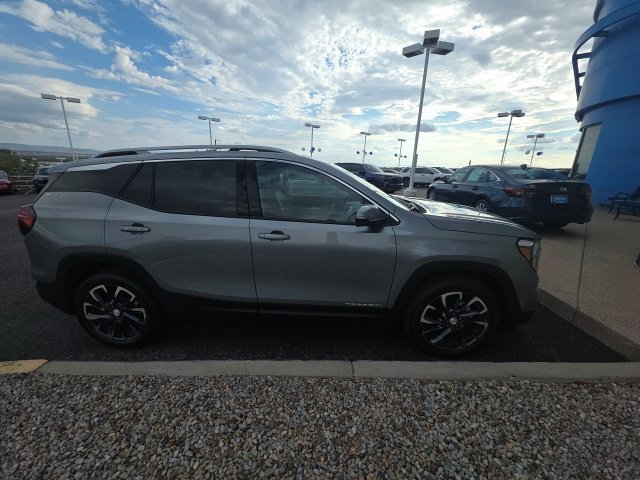 Used 2024 GMC Terrain SLT AWD/4WD image 2