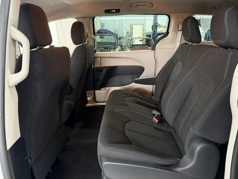 Used 2021 Chrysler Voyager L FWD image 8