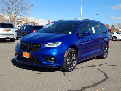 Certified 2021 Chrysler Pacifica Touring-L w/ Uconnect Theater Family Group