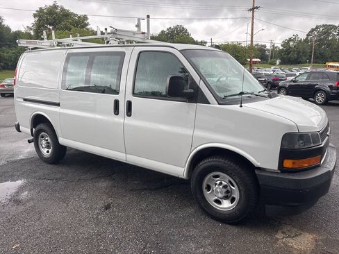 Used 2018 Chevrolet Express 2500 w/ Driver Convenience Package RWD image 4
