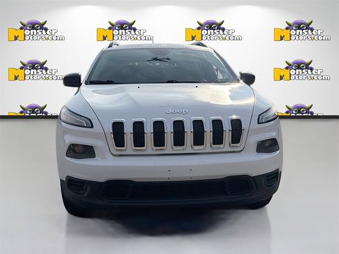 Used 2017 Jeep Cherokee Sport image 2