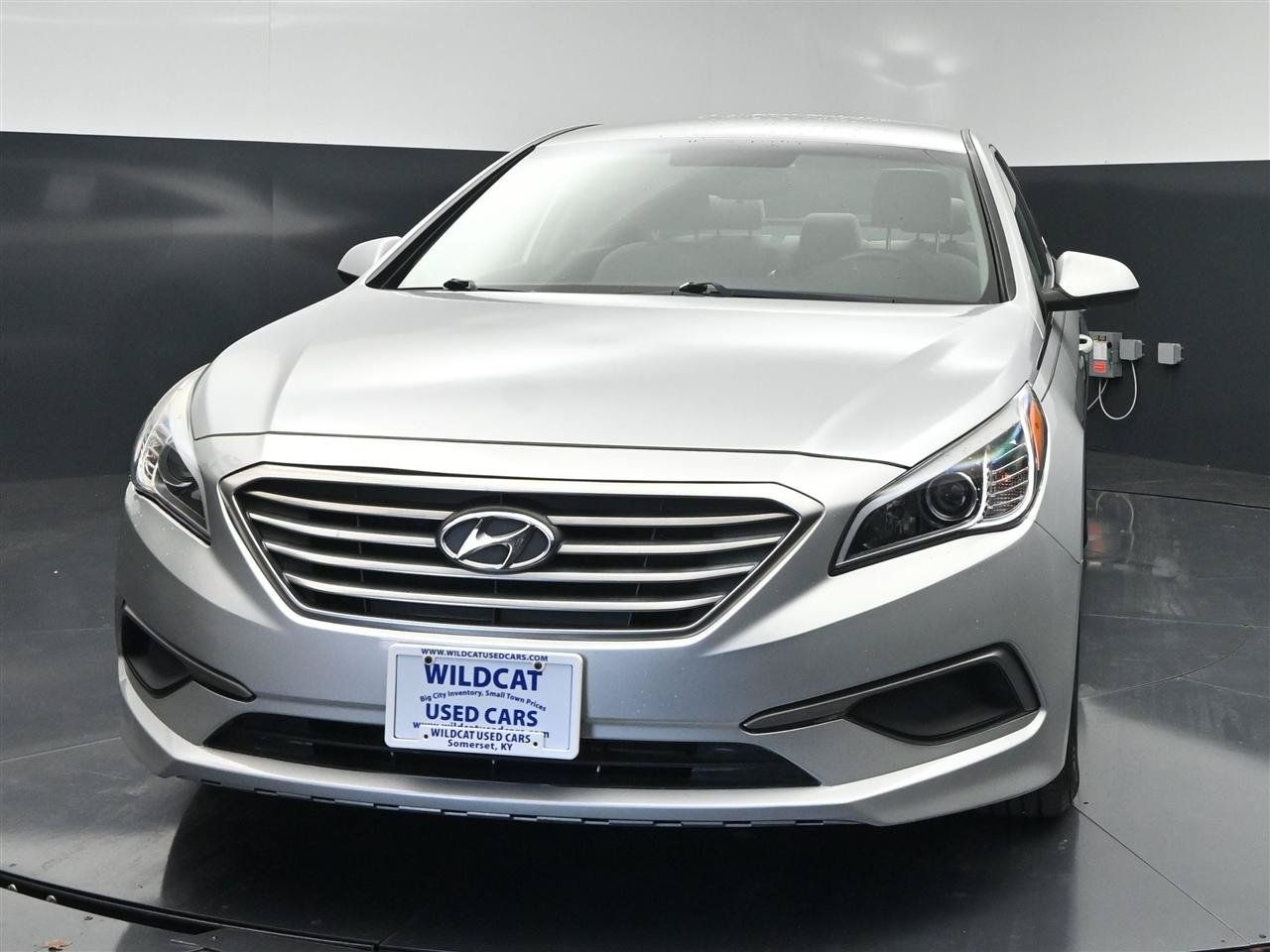 Used 2016 Hyundai Sonata SE FWD image 2
