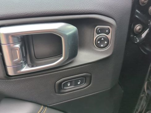 Used 2025 Jeep Wrangler Unlimited Sahara AWD/4WD image 36
