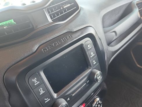 Used 2015 Jeep Renegade Latitude FWD image 11