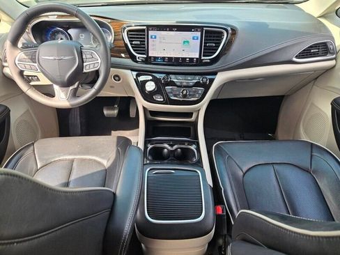 Used 2024 Chrysler Pacifica Limited FWD image 12