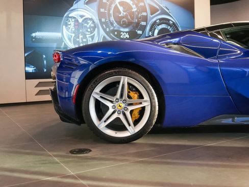 Used 2022 Ferrari SF90 Spider image 2